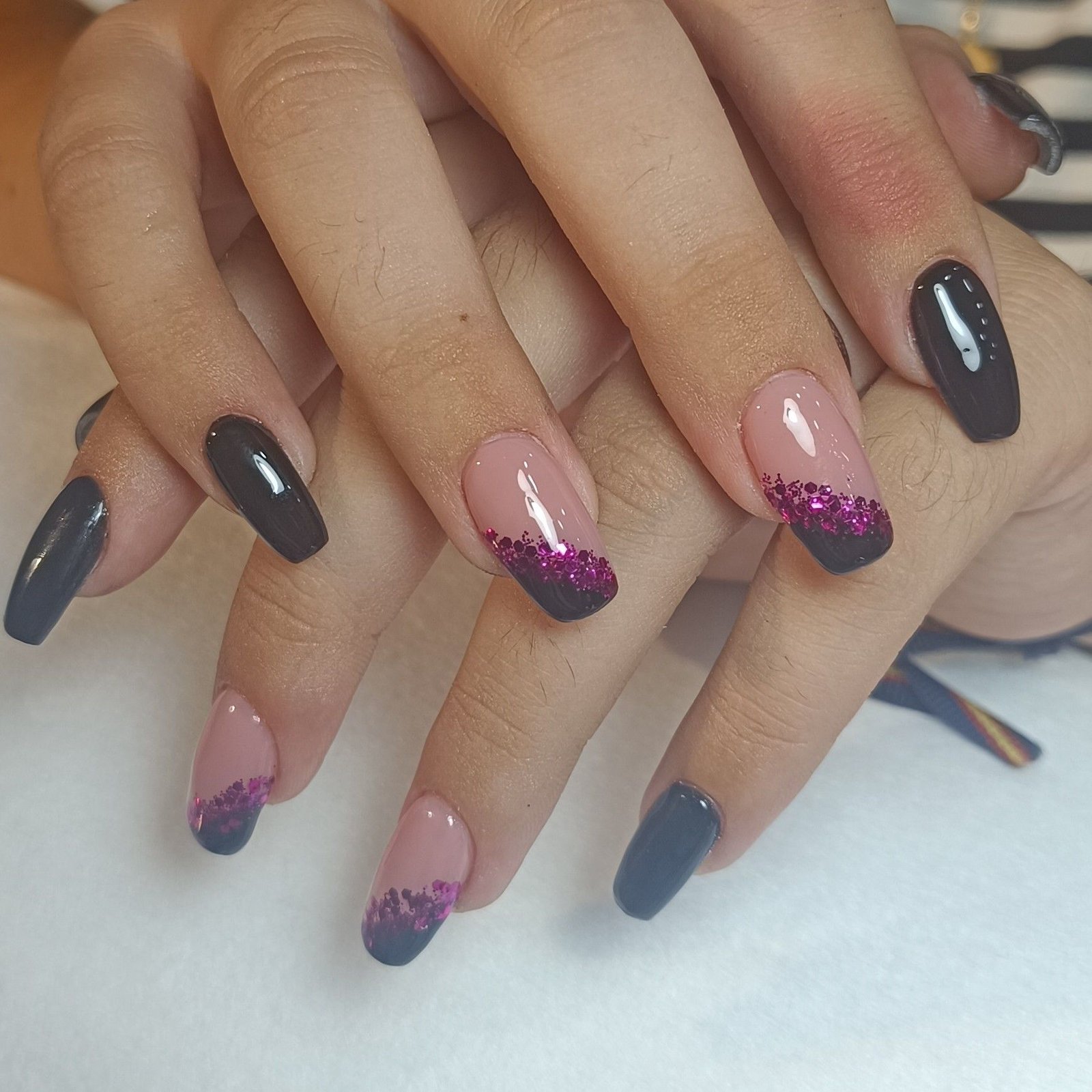 Extensiones de uñas en gris con degradado glitter